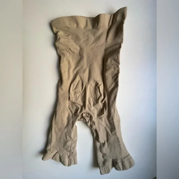 Skims Seamless Sculpt High Waisted Above the Knee Short Shapewear in Clay Size M - Picture 4 of 5